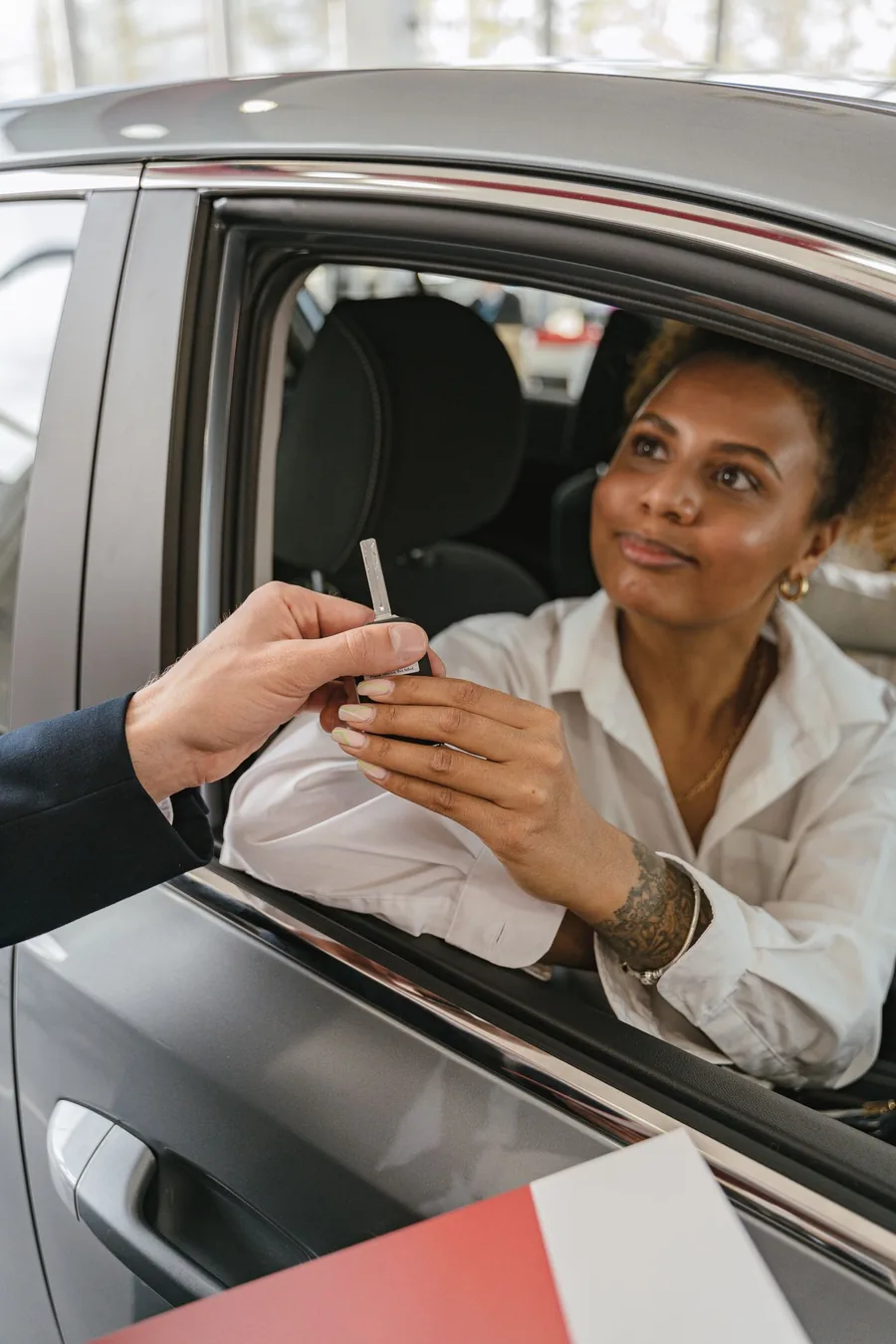 Driver receiving car keys after completing Tennessee SR-22 auto insurance paperwork in Nashville